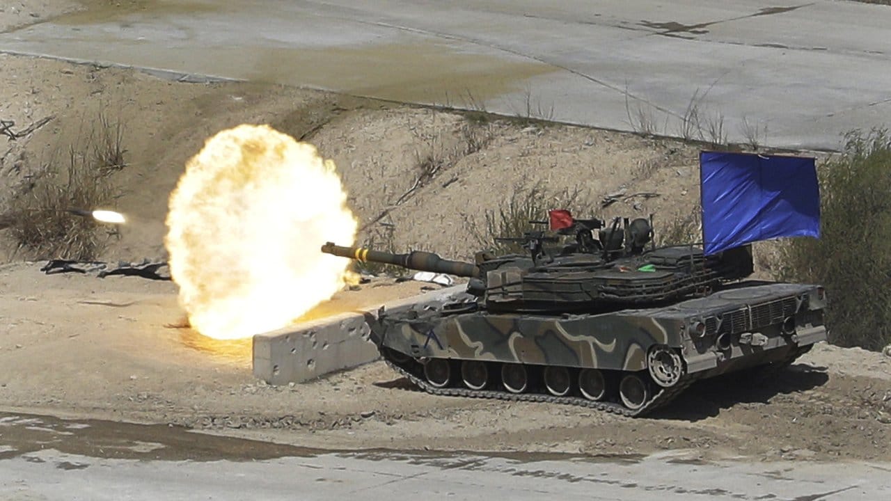 Ein südkoreanischer Panzer vom Typ K1A2 ist im Einsatz. Ein südkoreanischer Panzer vom Typ K1A2 ist im Einsatz.
