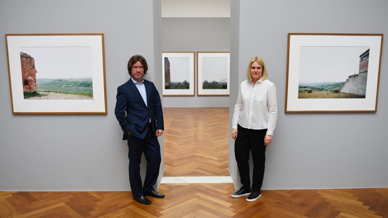 Die Kuratoren Jana Baumann (r) und Martin Engler in ihrer Ausstellung.