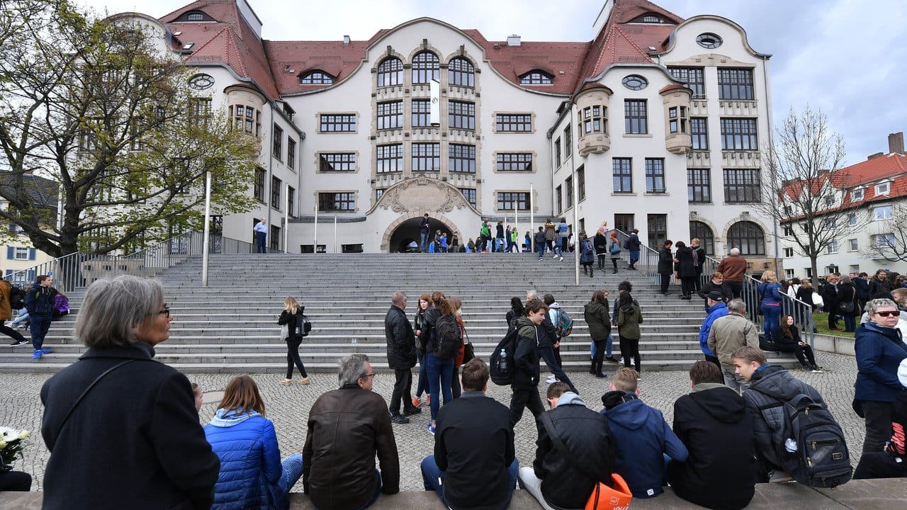 Das Schulmassaker von Erfurt war das erste dieser Dimension in Deutschland. Das Schulmassaker von Erfurt war das erste dieser Dimension in Deutschland.