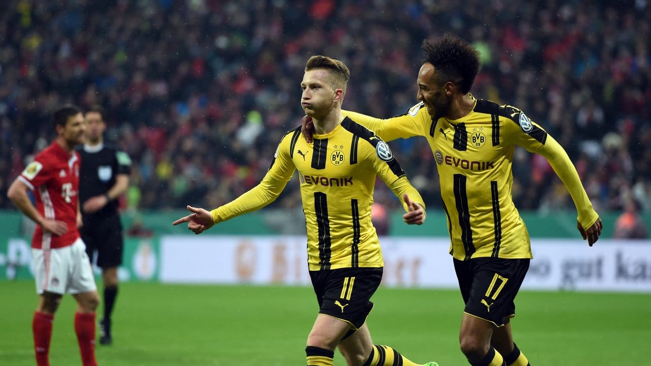 Dortmunds Torschütze Marco Reus (l) und Pierre-Emerick Aubameyang jubeln über den Treffer zum 1:0 in München.