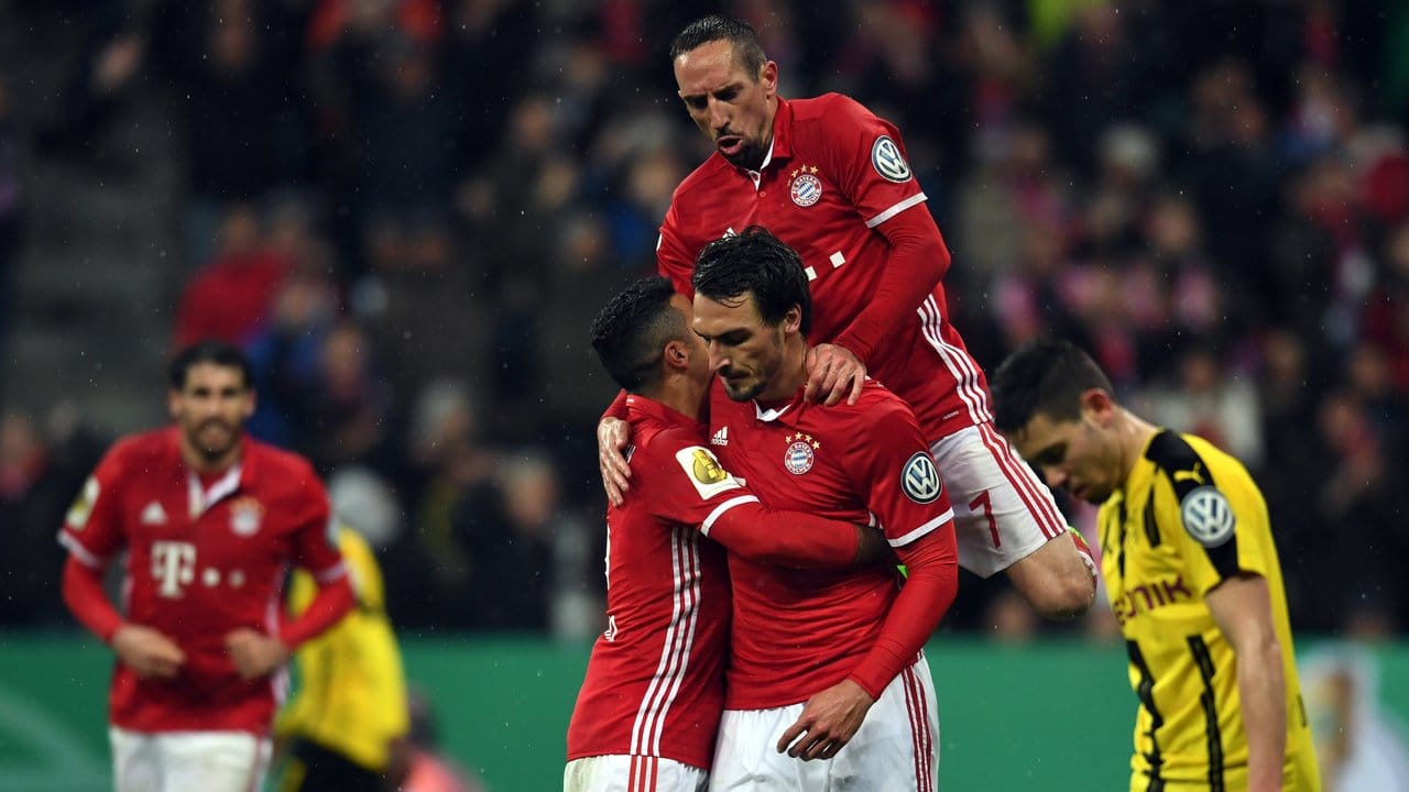 Mats Hummels (unten) jubelt mit Franck Ribery über seinen Treffer zum 2:1-Fürhung für die Bayern.