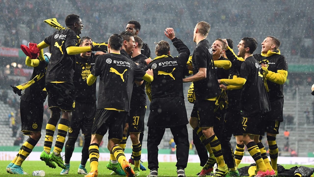 Die Spieler des BVB feiern ausgelassen den Sieg gegen den FC Bayern.