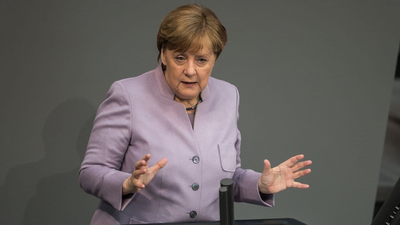 Bundeskanzlerin Angela Merkel bei ihrer Rede im Bundestag in Berlin.