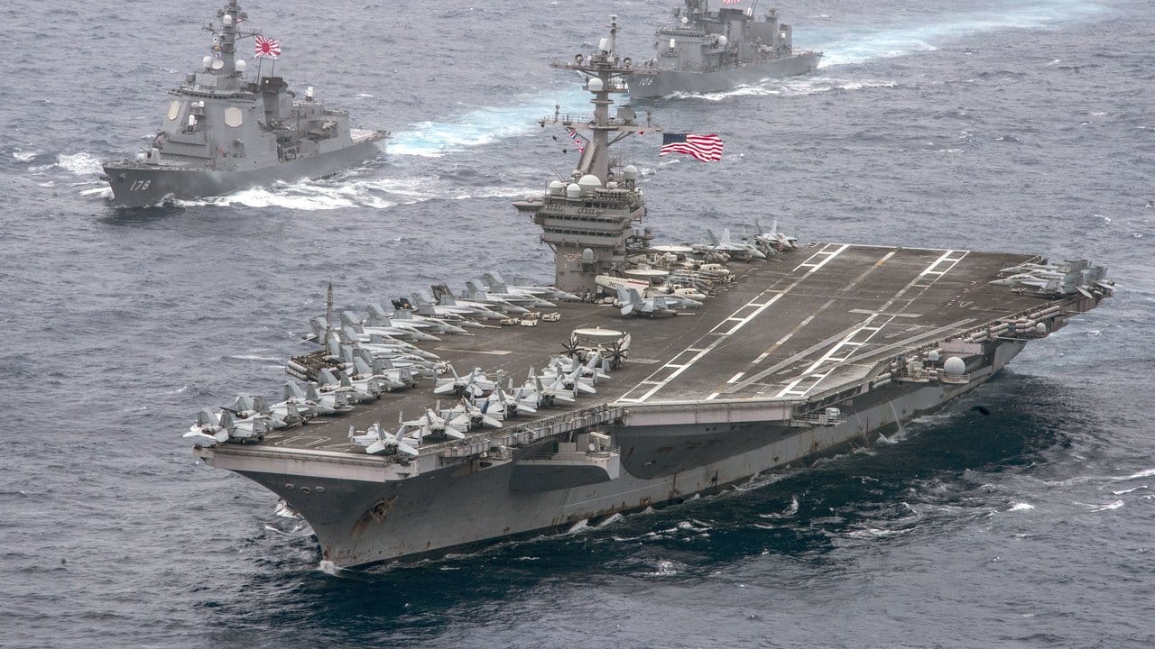 Begleitet von japanischen Schiffen durchkreuzt der US-Flugzeugträger "USS Carl Vinson" die Philippinensee.