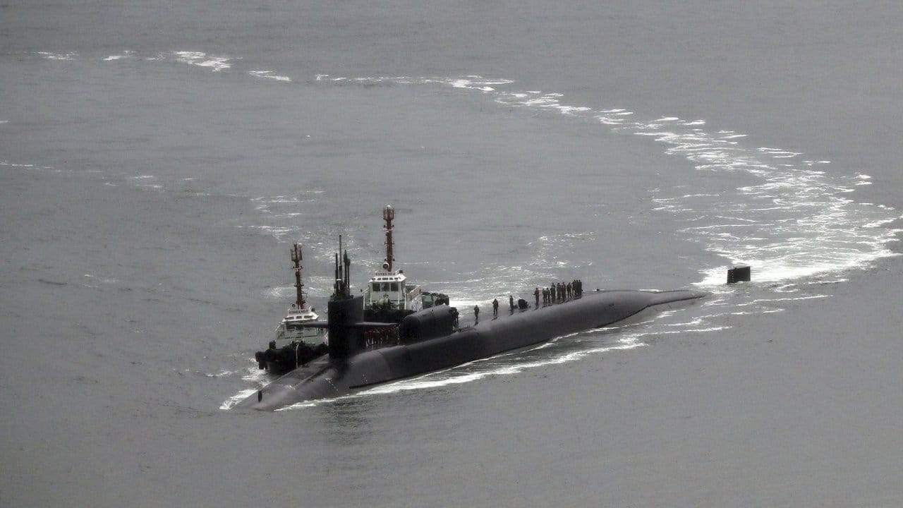 Das US-Atom-U-Boot USS Michigan verlässt am Dienstag den Hafen von Busan, um an Militärübungen mit dem Flugzeugträger USS Carl Vinson teilzunehmen.