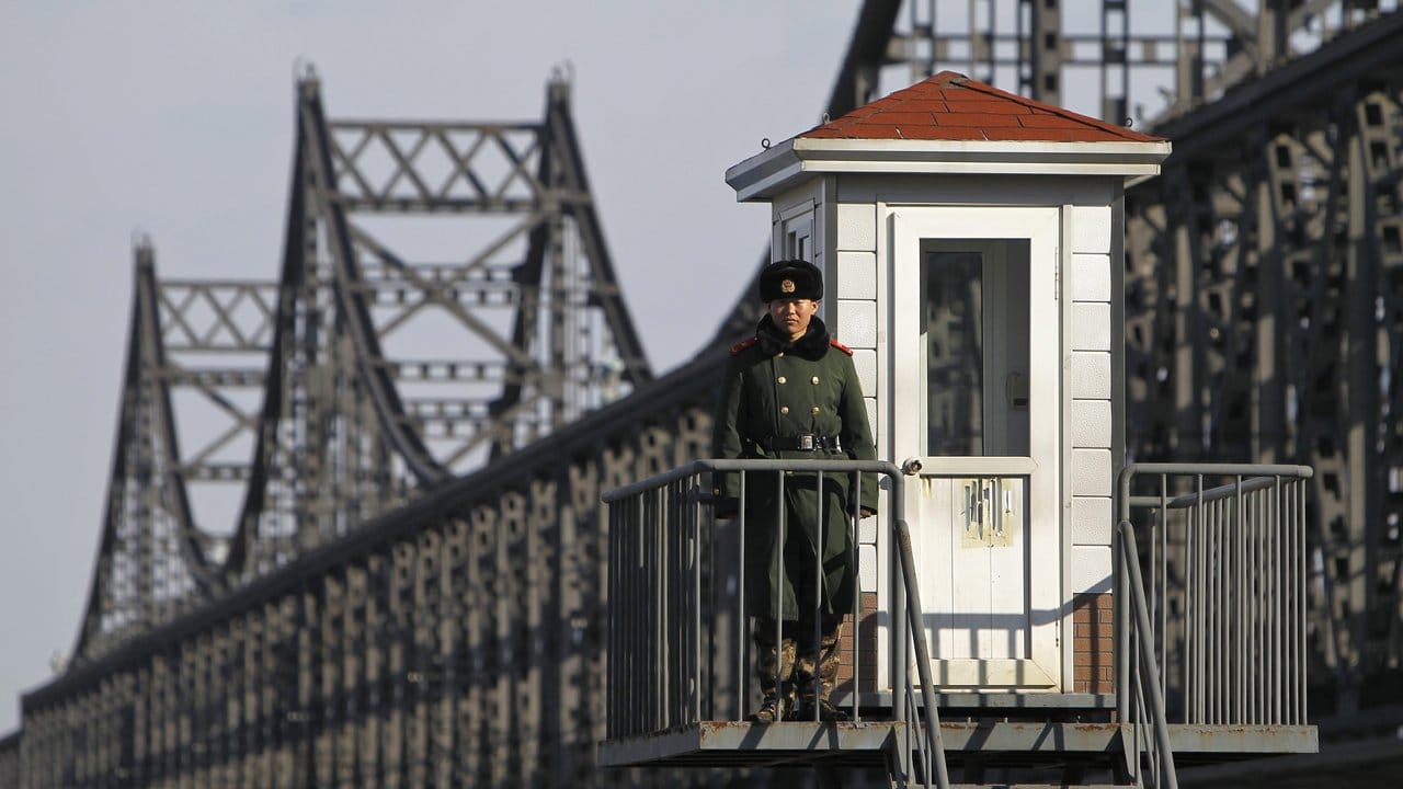 Ein chinesischer Soldat bewacht die Brücke am Grenzfluss zu Nordkorea.