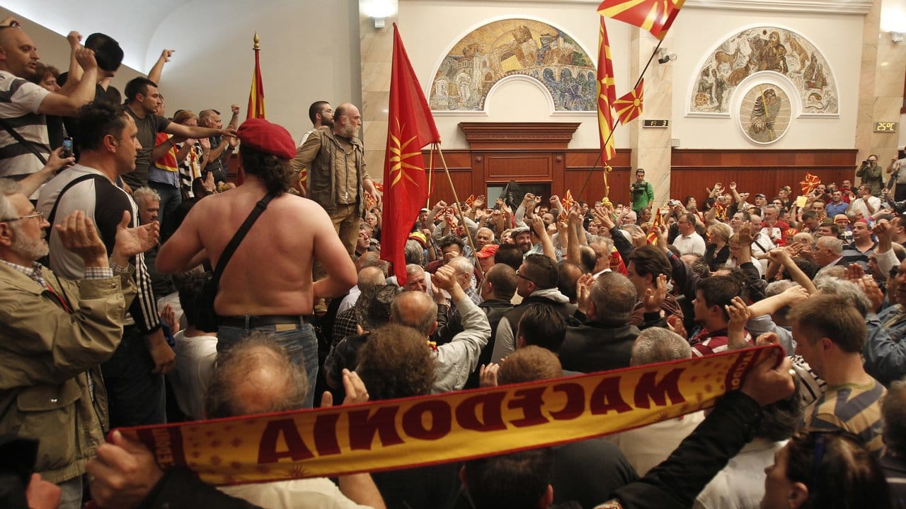 Anhänger des langjährigen Regierungschefs Gruevski haben das Parlament erstürmt.