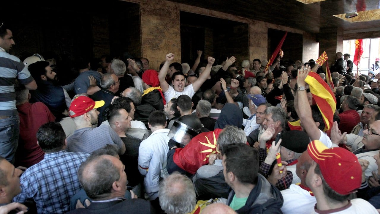 Demonstranten haben sich vor dem mazedonischen Parlament in Skopje versammelt.