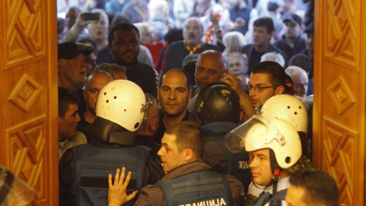Polizisten versuchen den Eingang des mazedonischen Parlaments zu blockieren.