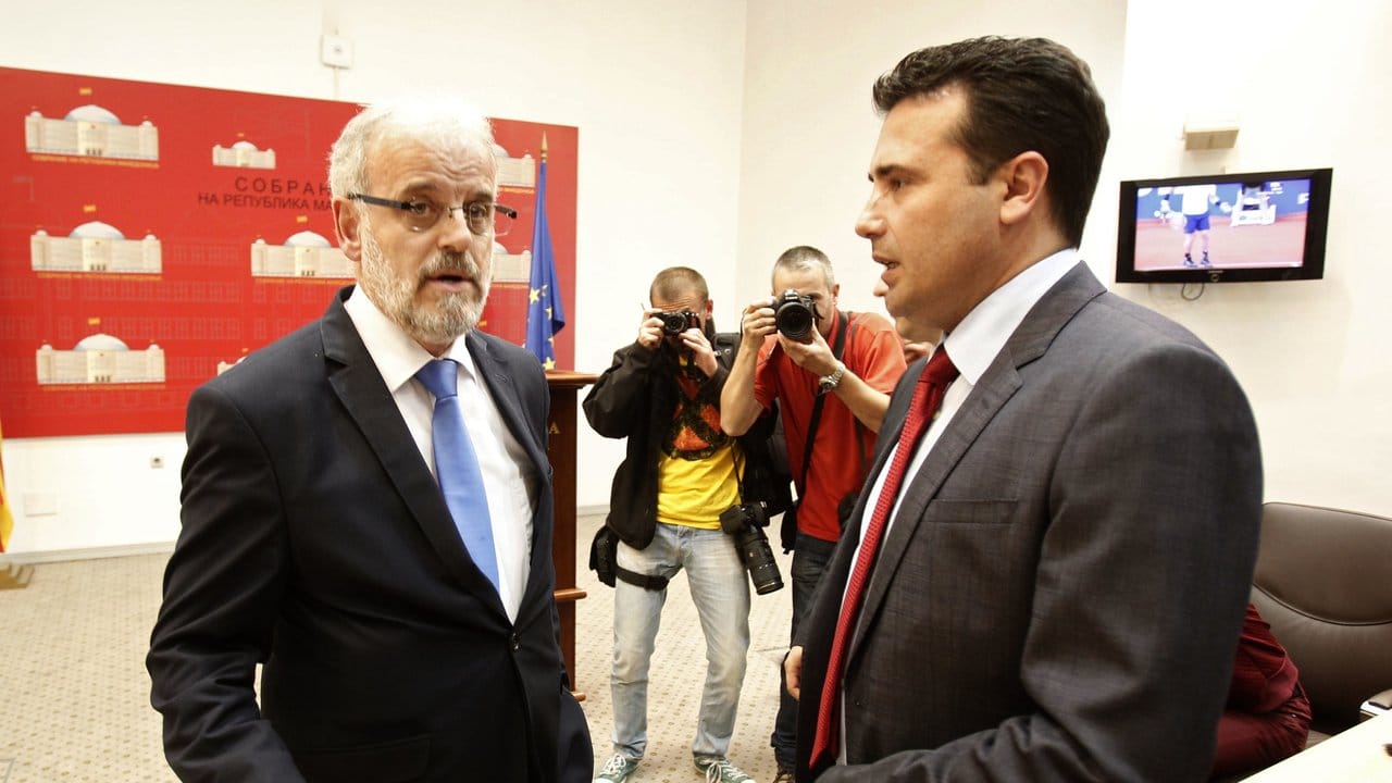 Der neue Sprecher des mazedonischen Parlaments, Talat Xhaferi (l), spricht mit dem designierten Regierungschef, Zoran Zaev, nach der Wahl im Parlament.