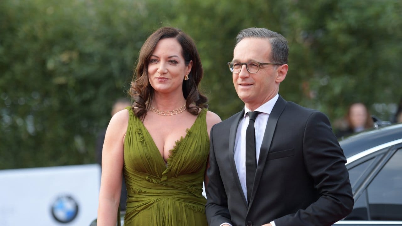 Bundesjustizminister Heiko Maas und Natalie Wörner kommen zur Verleihung des Deutschen Filmpreises.