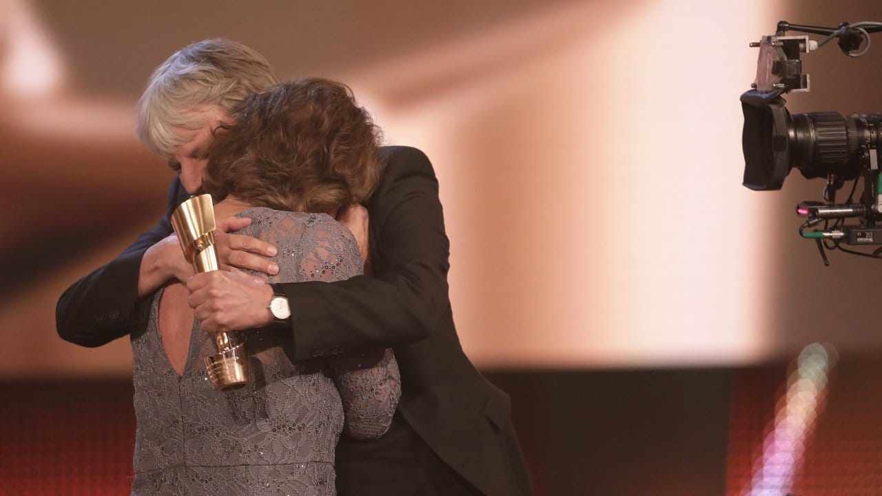 Ein großer emotionaler Moment: Regisseur Andreas Dresen umarmt die Gewinnerin des Ehrenpreises, Schnittmeisterin Monika Schindler.