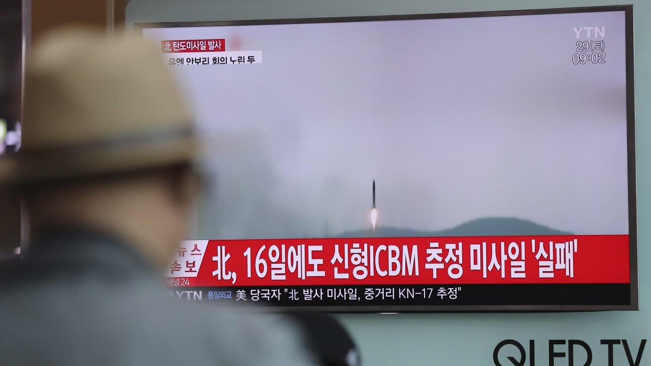 Ein Mann schaut sich in Seoul eine Berichterstattung über den misslungenen Raketentest in Nordkorea an.