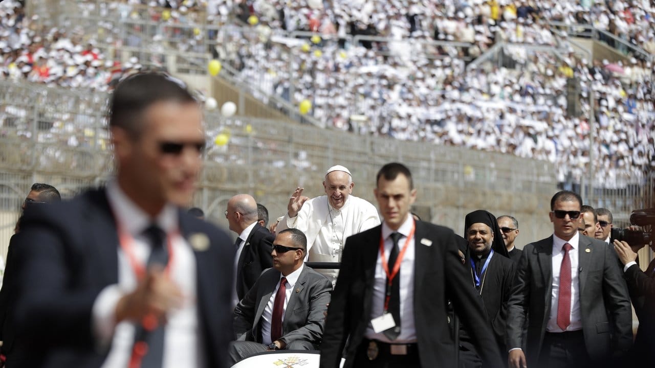 Papst Franziskus vor der Messe in Kairo: Aus Angst vor Anschlägen findet die Zeremonie unter starken Sicherheitsvorkehrungen statt.