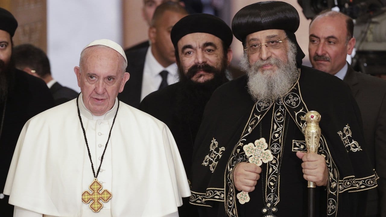 Papst Franziskus (l) besucht mit dem Papst der koptischen Christen, Tawadros II.