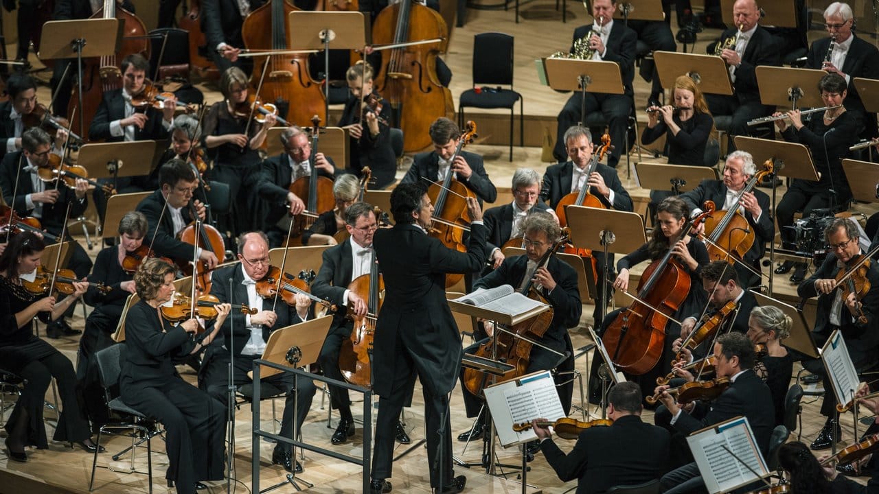 Die Musiker der Dresdner Philharmonie unter dem Dirigenten Michael Sanderling haben nun endlich einen eigenen akustisch hochwertigen Konzertsaal.