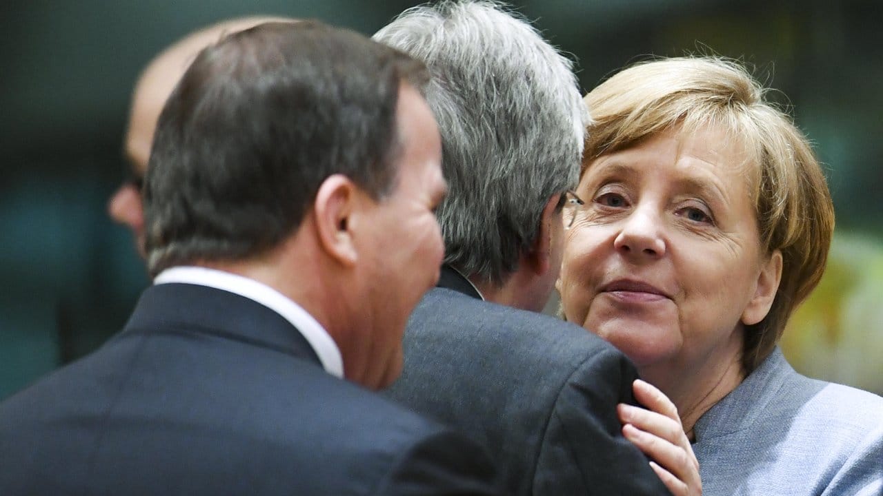 Bundeskanzlerin Angela Merkel begrüßt Staats- und Regierungschefs der teilnehmenden Länder in Brüssel beim Brexit-Gipfel der EU.