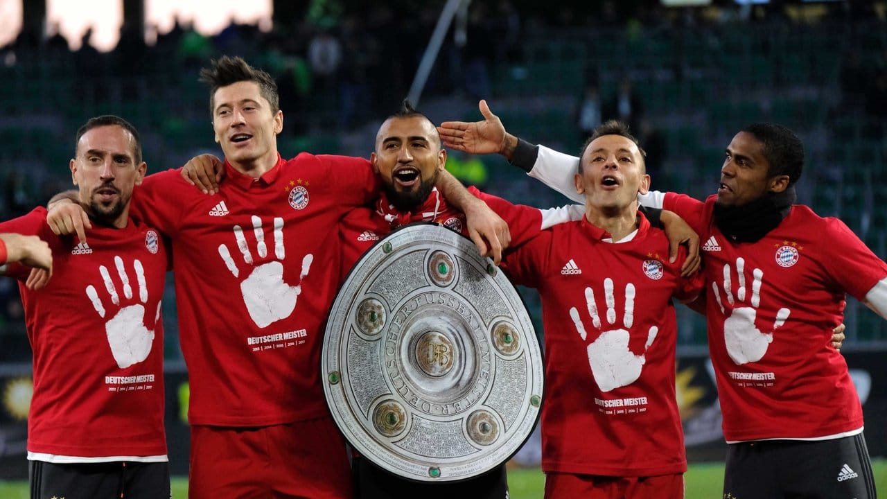 Die Spieler des FC Bayern bejubeln den fünften Meistertitel in Folge.