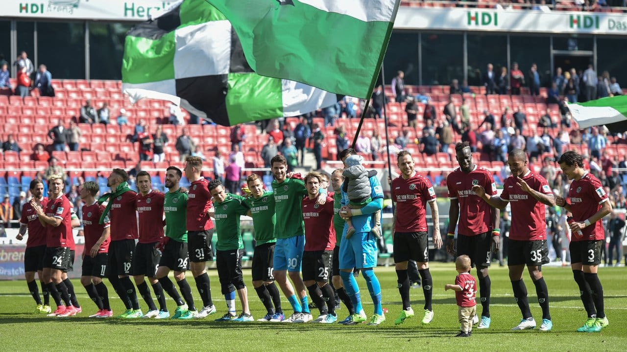 Die Mannschaft von Hannover 96 feiert den 1:0-Sieg gegen Düsseldorf.