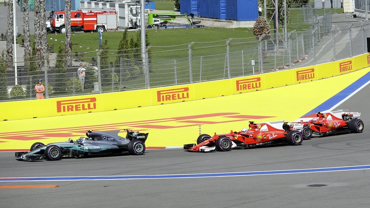 Mercedes-Pilot Valtteri Bottas (l) gewann vor Sebastian Vettel.