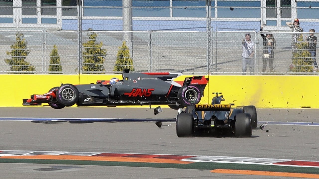 Romain Grosjean (l) wurde in der ersten Runde von Renault-Pilot Jolyon Palmer abgeräumt.