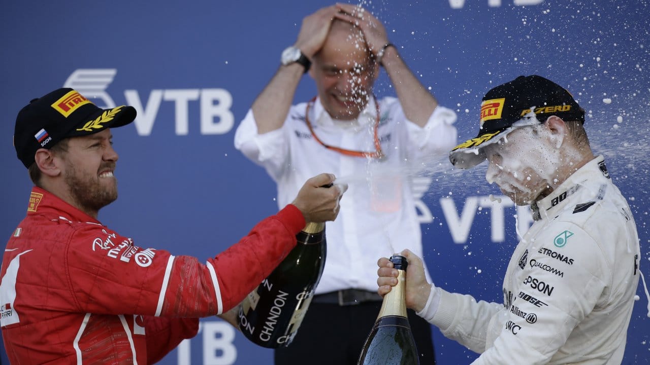 Sebastian Vettel (l) gratulierte dem Sieger auf dem Podium auf seine Weise.