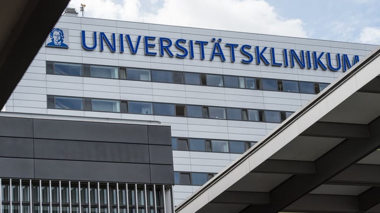 Auf der Intensivstation der Uniklinik Frankfurt finden Mitarbeiter gefährliche Keime bei fünf Patienten.