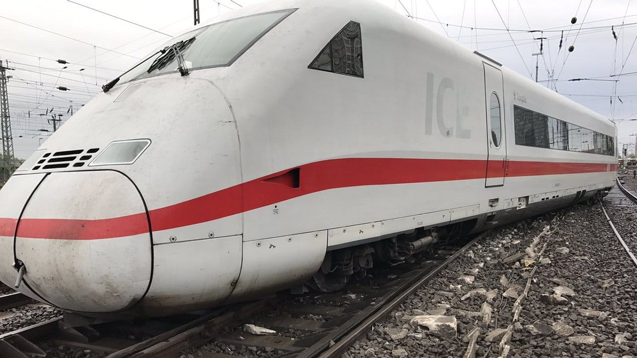 Bei der Einfahrt in den Dortmunder Hauptbahnhof ist ein ICE entgleist. Bei der Einfahrt in den Dortmunder Hauptbahnhof ist ein ICE entgleist.