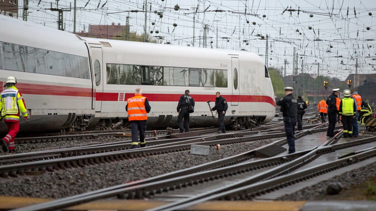 Die letzten beiden Wagen des Zuges sind bei der Einfahrt aus dem Gleis gesprungen. Die letzten beiden Wagen des Zuges sind bei der Einfahrt aus dem Gleis gesprungen.