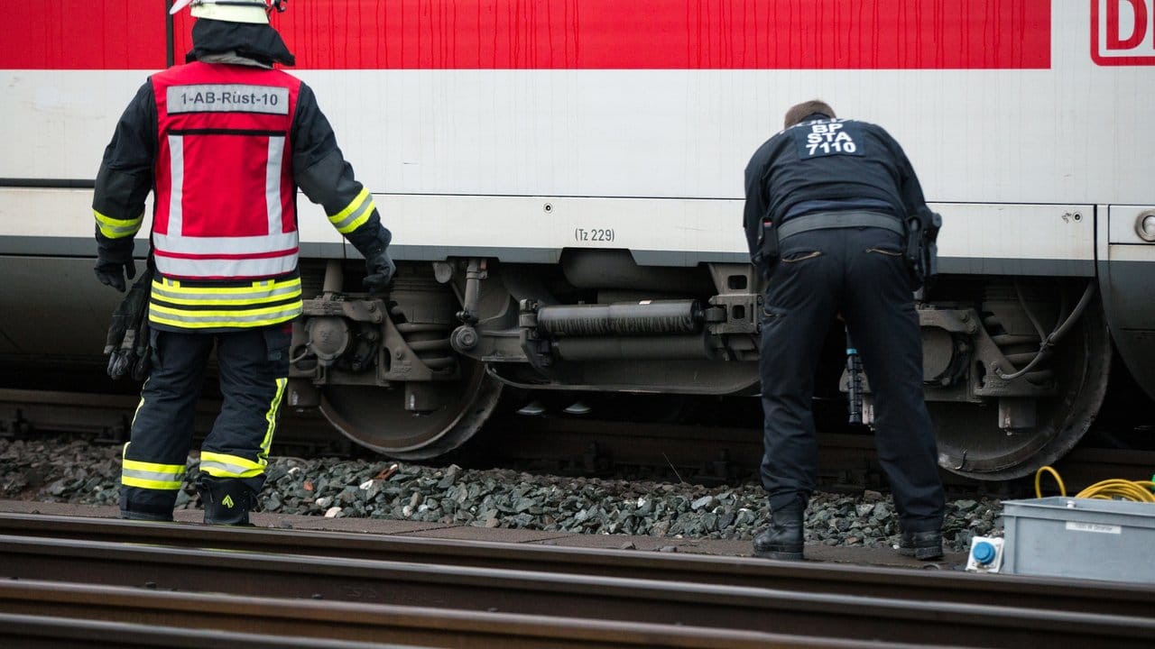 Die Bundespolizei sucht nach der Unfallursache. Die Bundespolizei sucht nach der Unfallursache.