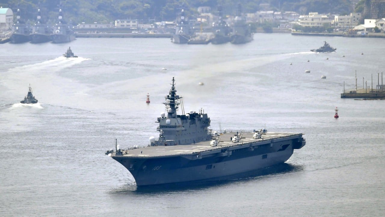 Japans Helikopterträger "Izumo" verlässt den Hafen von Yokosuka. Japans Helikopterträger "Izumo" verlässt den Hafen von Yokosuka.