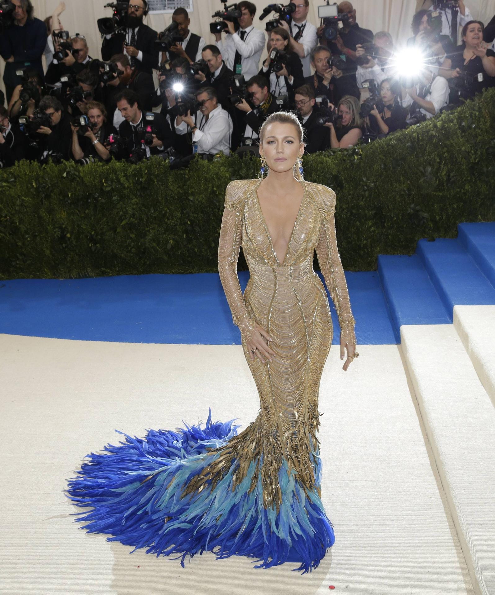 "Gossip Girl"-Star Blake Lively hüllte ihre Kurven in einen goldenen Traum von Versace.
