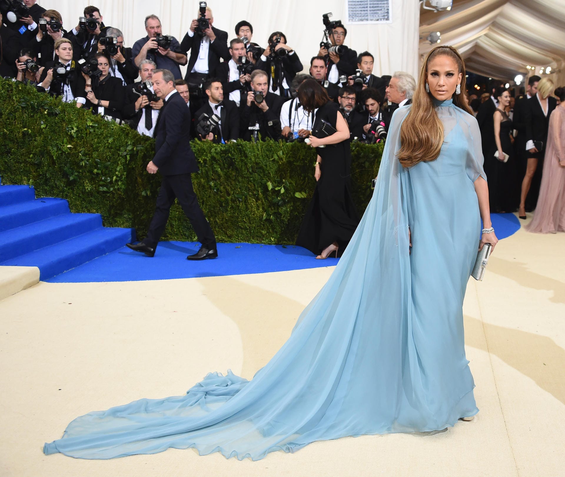 Pop-Diva Jennifer Lopez verzauberte in einer Robe von Valentino.