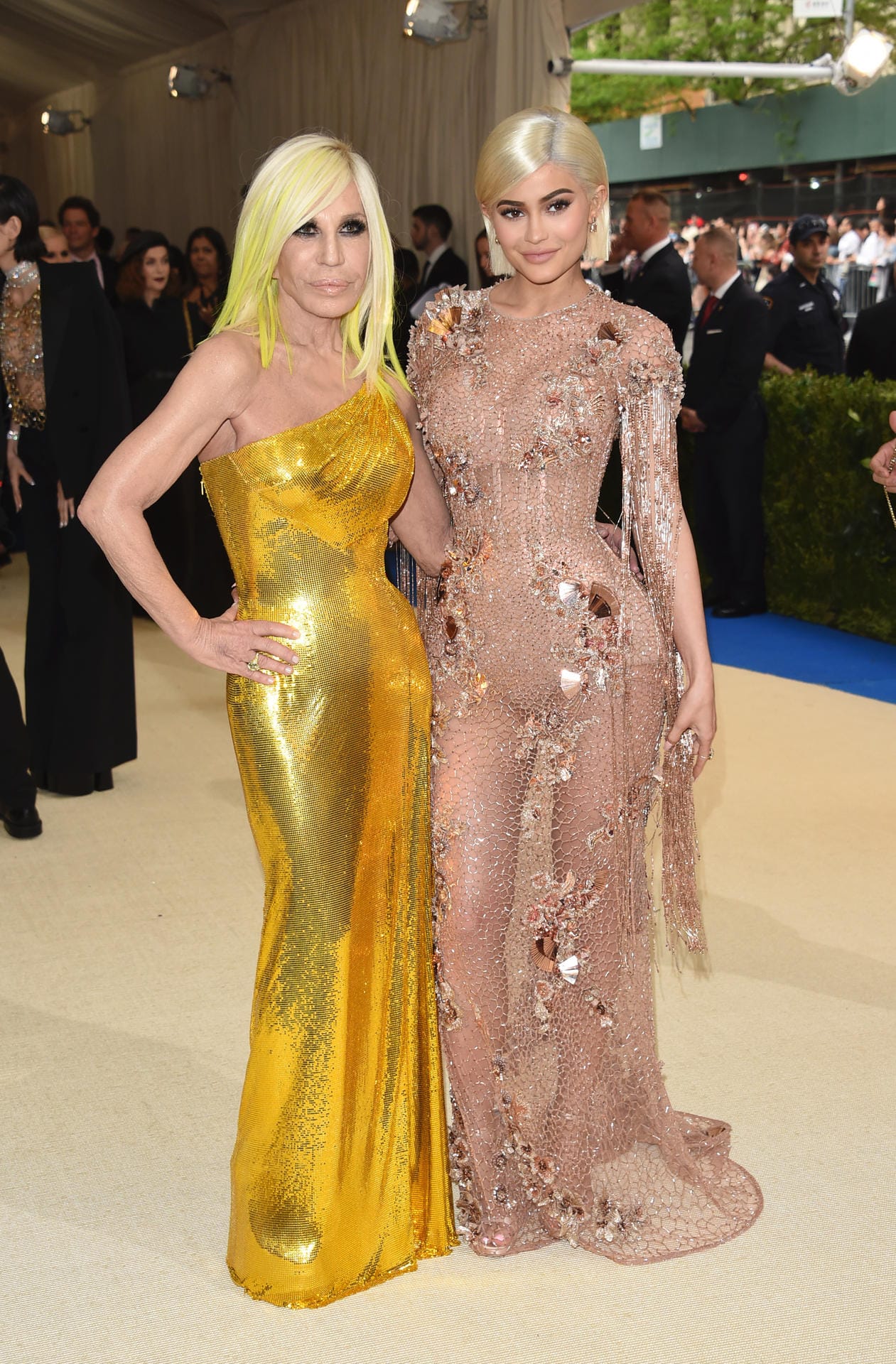 Reality-Star Kylie Jenner wählte eine nudefarbene Abendrobe und Donatella Versace einen goldenen Glitzerfummel.