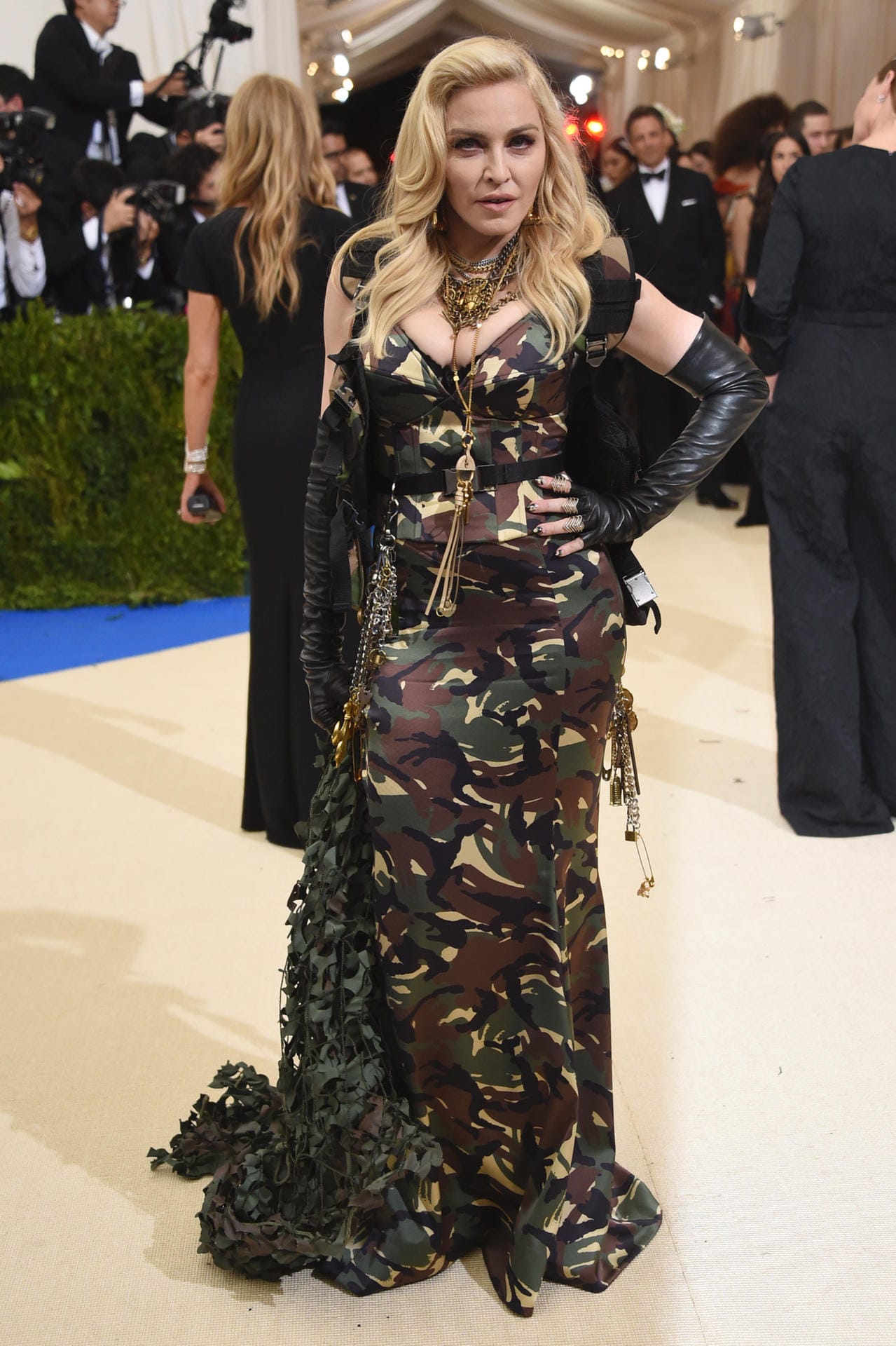 Madonna quetschte sich in ein Kleid mit Camouflage-Muster.
