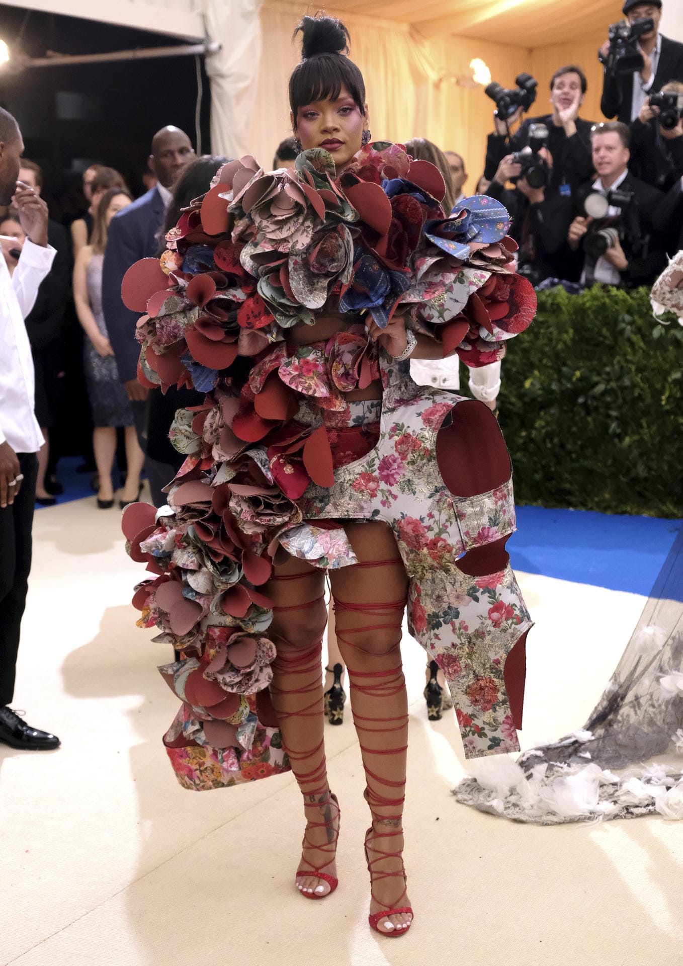 Rihanna war mal wieder der Hingucker des Abends - in einem Kleid von Comme des Garcons.
