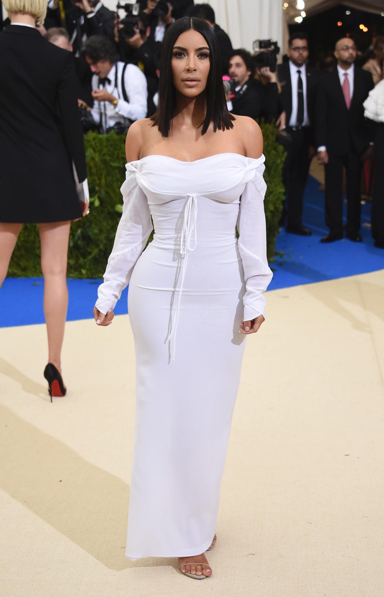 Kim Kardashian wählte mit Abstand den schlichtesten Look. Der TV-Star kam in einem weißen Kleid von Vivienne Westwood.