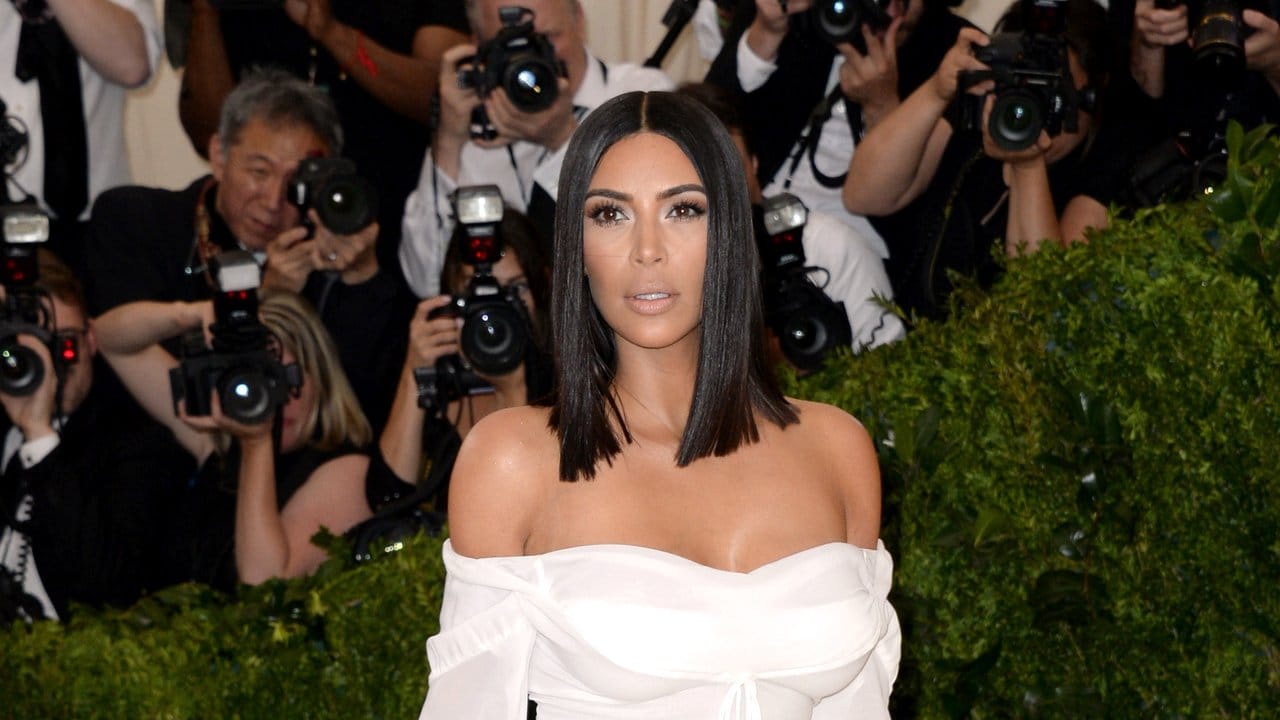 Ganz in Weiß: Kim Kardashian in einem Dress von Vivienne Westwood.