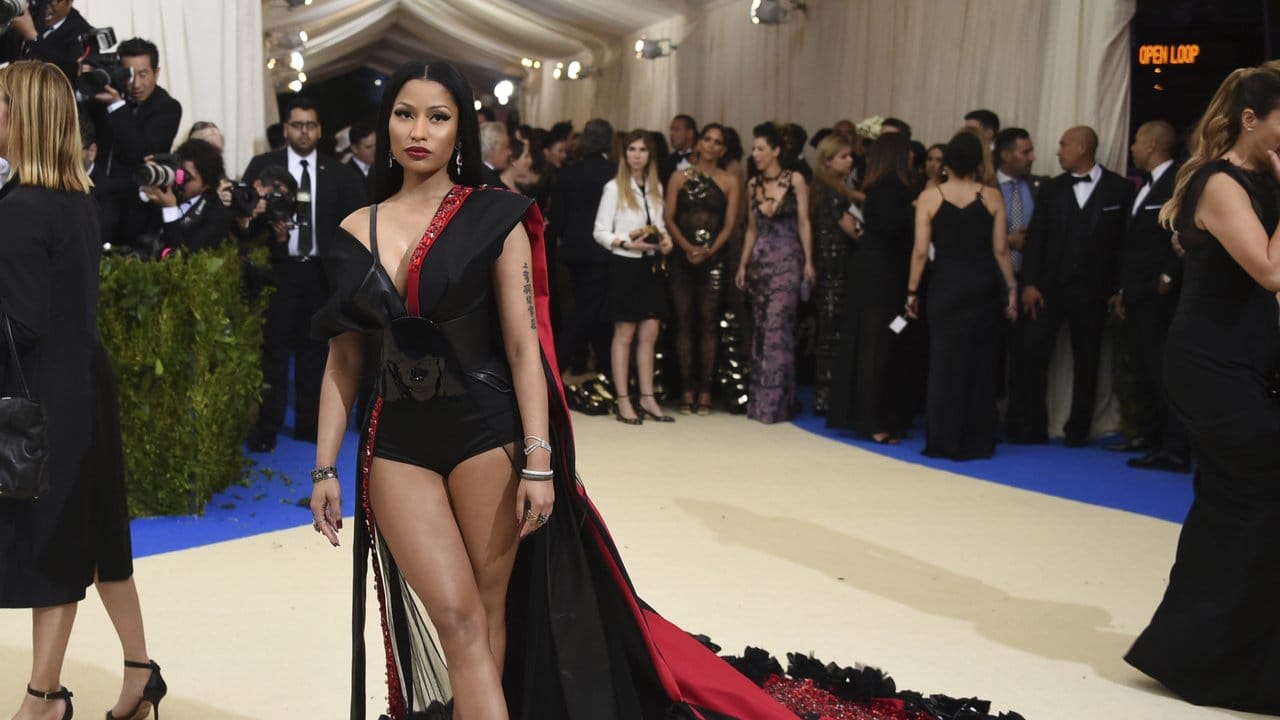 Nicki Minaj trägt ein schwarz-rotes Ensemble von H&M.