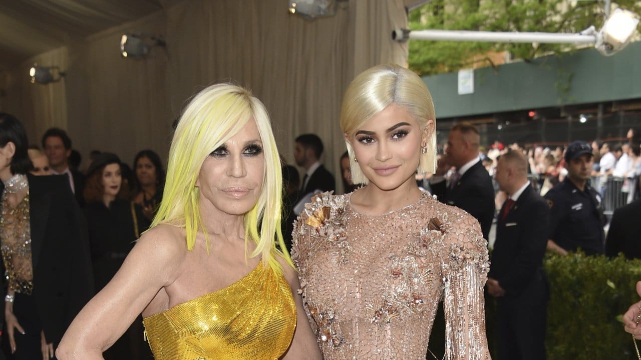 Arm in Arm mit Donatella: Reality-Star Kylie Jenner (r) trägt Versace.