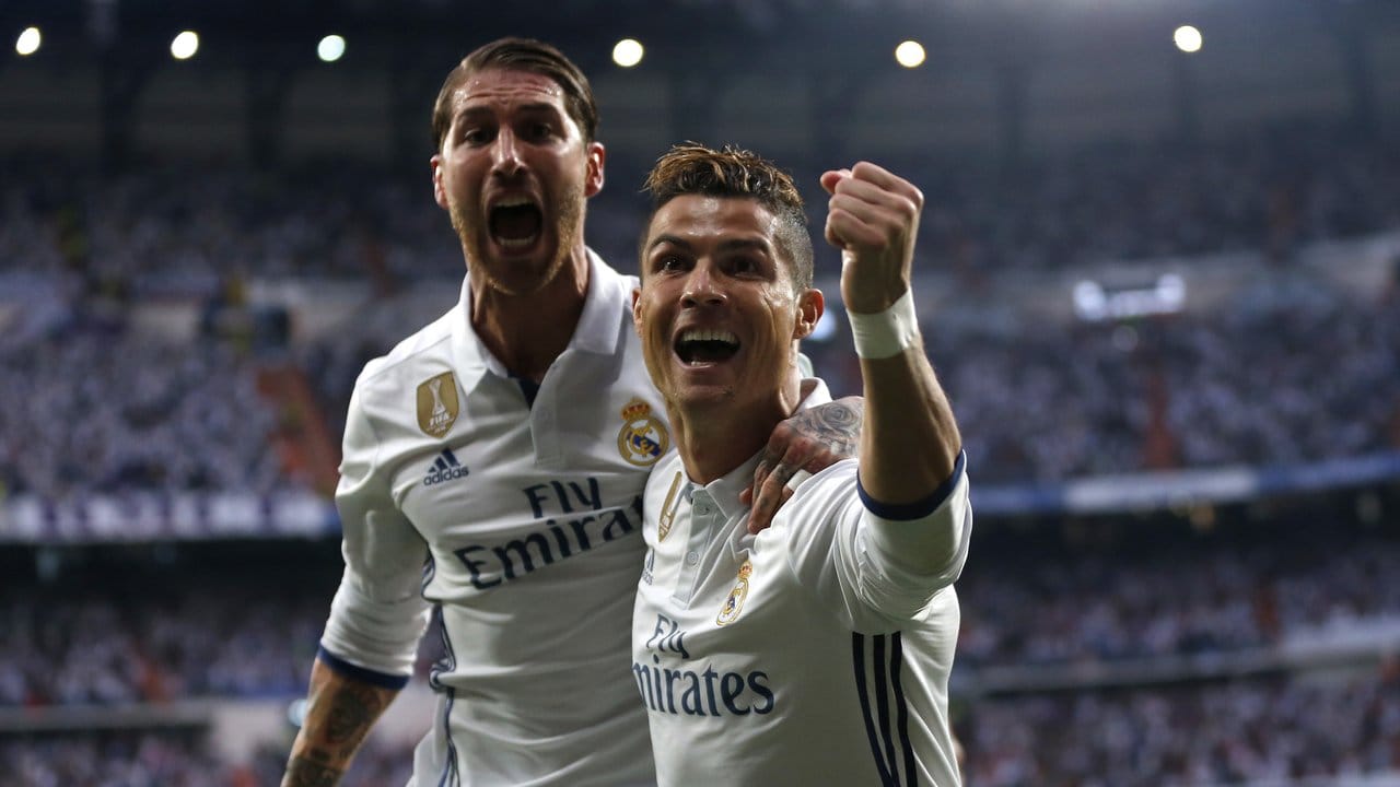 Torschütze Cristiano Ronaldo (r) jubelt mit Sergio Ramos (l) den Treffer zum 1:0.