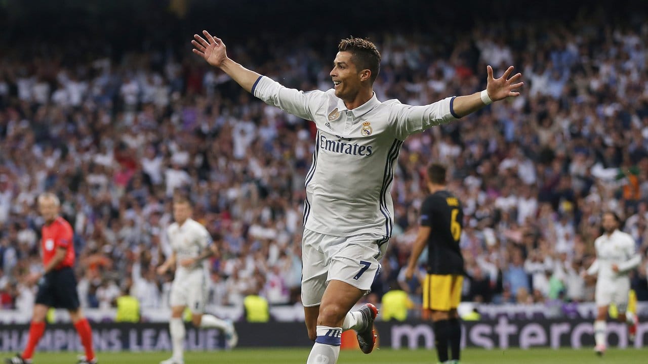 Cristiano Ronaldo (r) feiert sein Tor zum 1:0 für Real Madrid.
