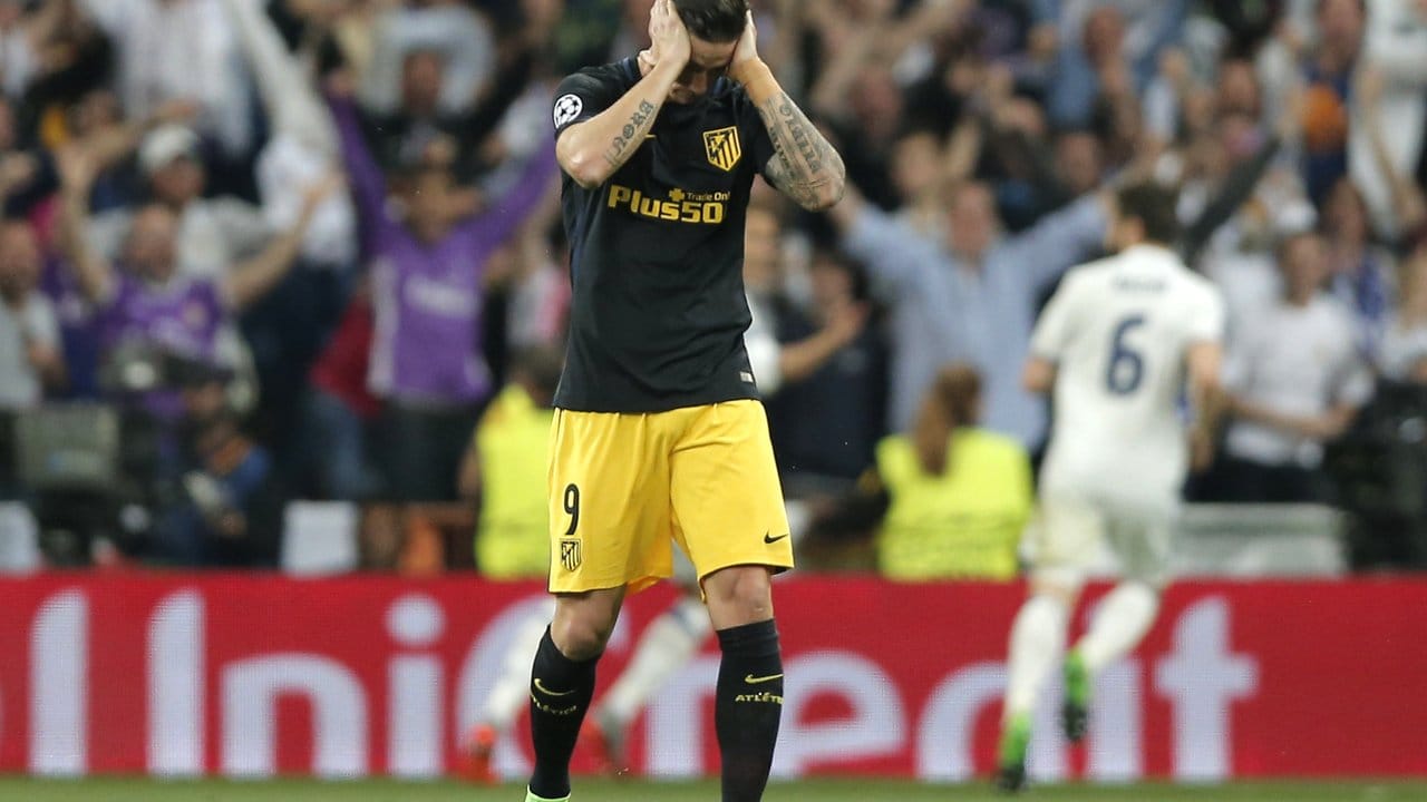 Fernando Torres vom Stadtrivalen Atlético greift sich nach dem zweiten Treffer für Real Madrid an den Kopf.