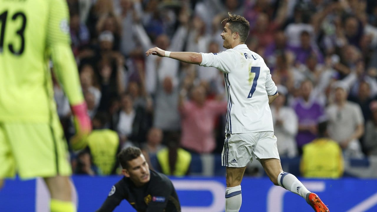 Der dritte Treffer durch den überragenden Cristiano Ronaldo (r) ist das letzte Tor des Spiels.