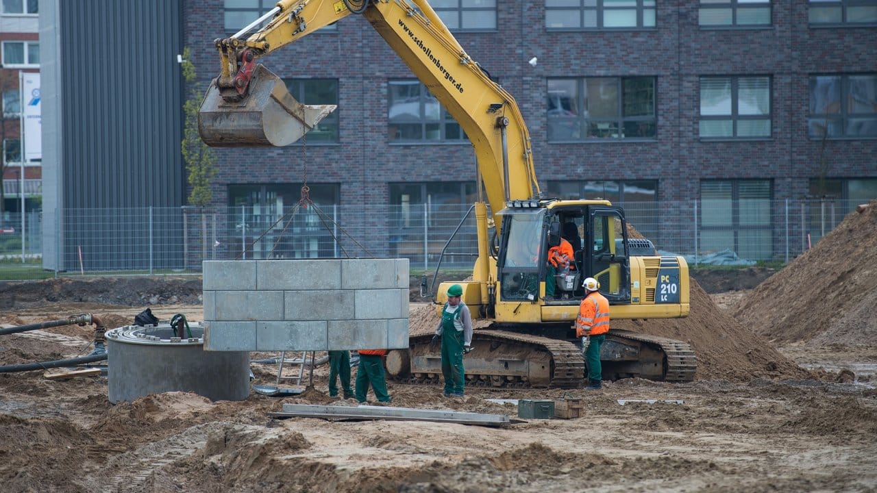 Mitarbeiter der Schollenberger Kampfmittelbergung GmbH bereiten in Hannover die Bombenentschärfung vor. Mitarbeiter der Schollenberger Kampfmittelbergung GmbH bereiten in Hannover die Bombenentschärfung vor.