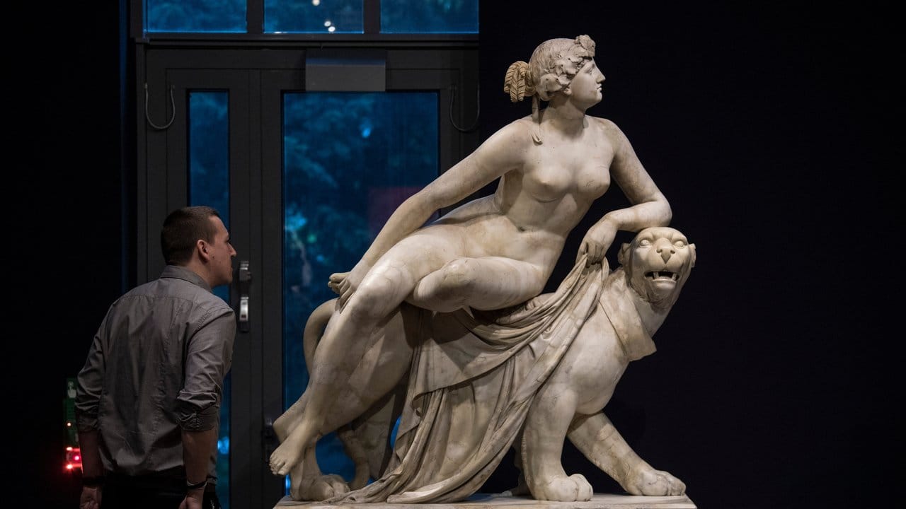 Die Skulptur "Ariadne auf dem Panther" in der Ausstellung "Eindeutig bis zweifelhaft - Skulpturen und ihre Geschichten" im Liebieghaus in Frankfurt am Main.