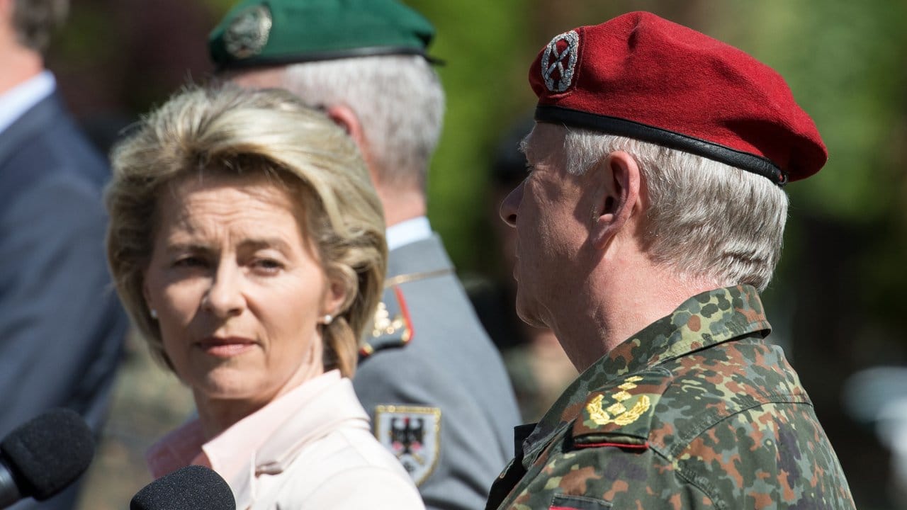 Ursula von der Leyen und der Generalinspekteur der Bundeswehr, Volker, beim Besuch des Jägerbataillons 291 der Bundeswehr in Illkirch bei Straßburg. Ursula von der Leyen und der Generalinspekteur der Bundeswehr, Volker, beim Besuch des Jägerbataillons 291 der Bundeswehr in Illkirch bei Straßburg.