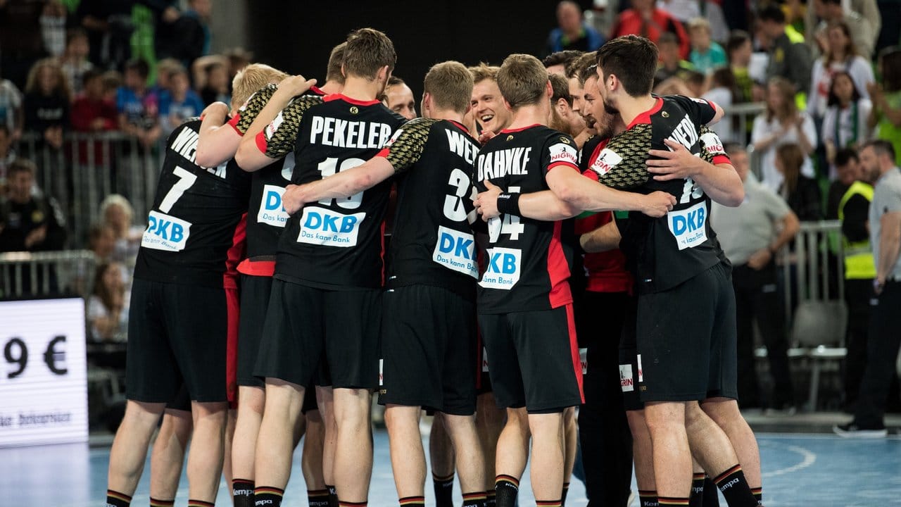 Die deutschen Handballer feiern den Sieg über Slowenien.