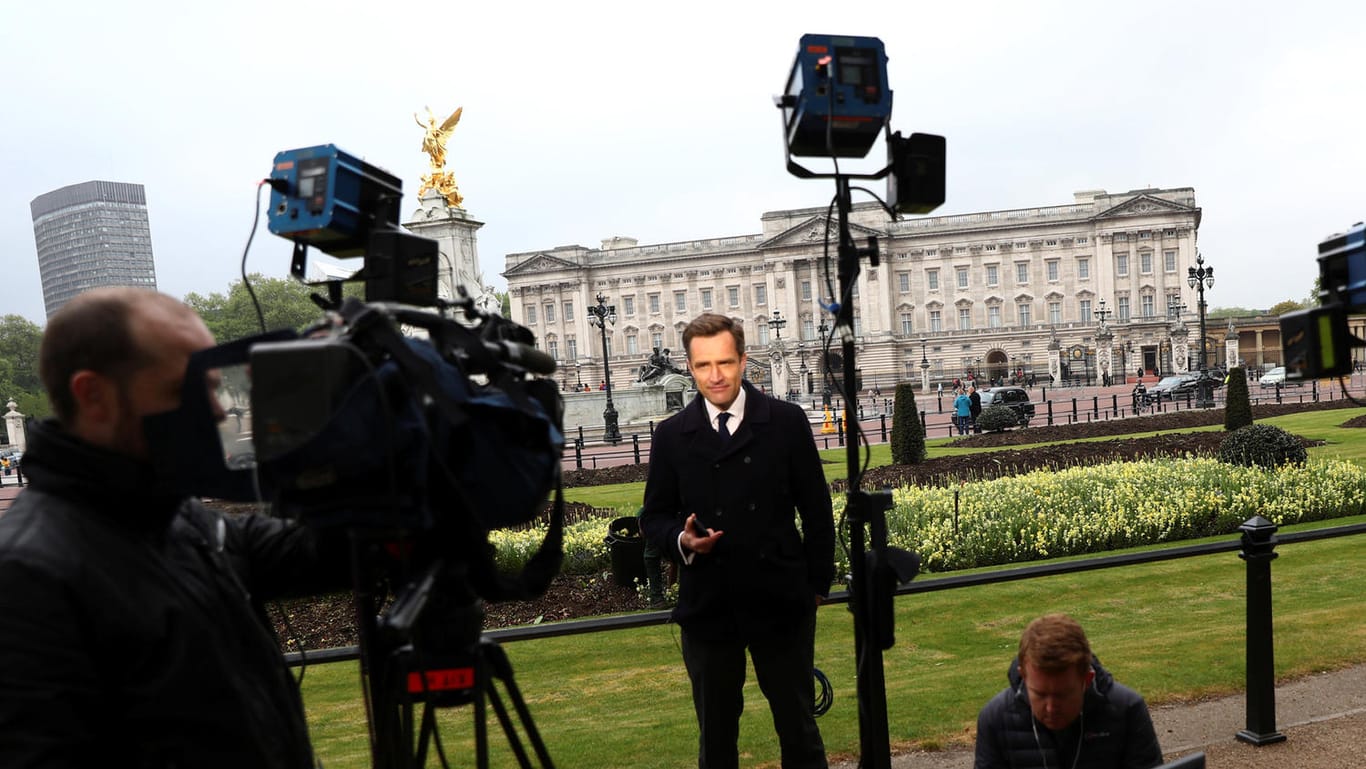 Vor dem Buckingham-Palast versammelten sich nach Bekanntwerden des Notfall-Meetings zahlreiche TV-Teams.