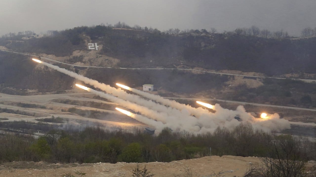 Auf einem Trainingsgelände nahe der Grenze zu Nordkorea feuern südkoreanische Raketenwerfer bei einem Manöver mit US-Streitkräften Salven ab. Auf einem Trainingsgelände nahe der Grenze zu Nordkorea feuern südkoreanische Raketenwerfer bei einem Manöver mit US-Streitkräften Salven ab.
